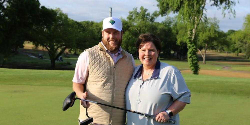 Lisa Cox and winner of golf putting contest