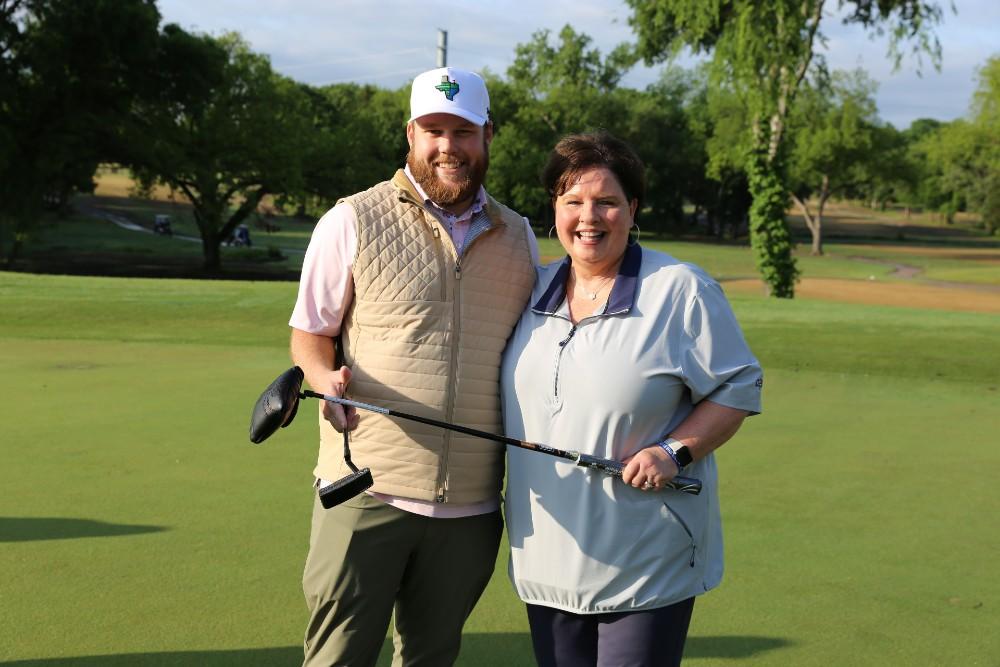 Lisa Cox and winner of golf putting contest