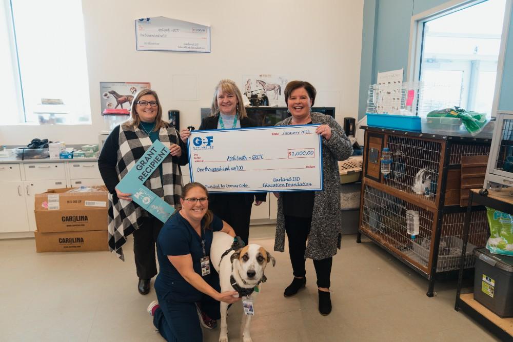 Lisa Cox presents $1000 grant check to April Smith